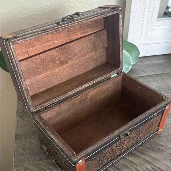 Vintage Style Brown and Black Treasure Chest Storage Box Great for Jewelry - Picture 5 of 5